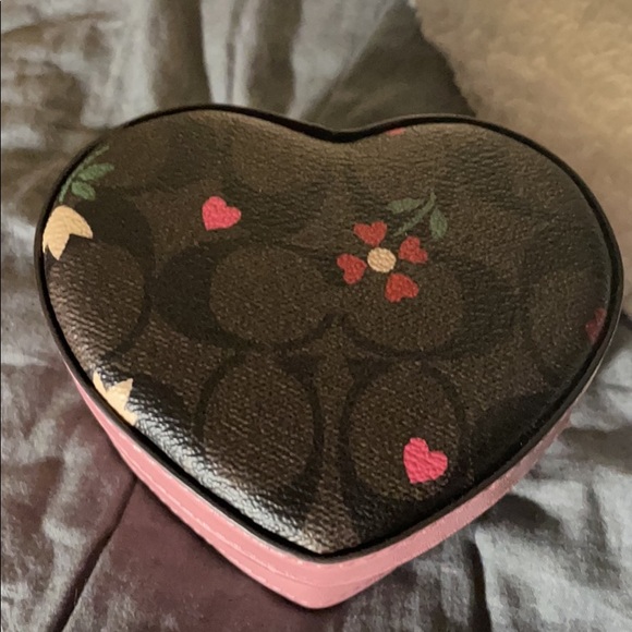 Coach Signature Heart Box - Picture 2 of 2